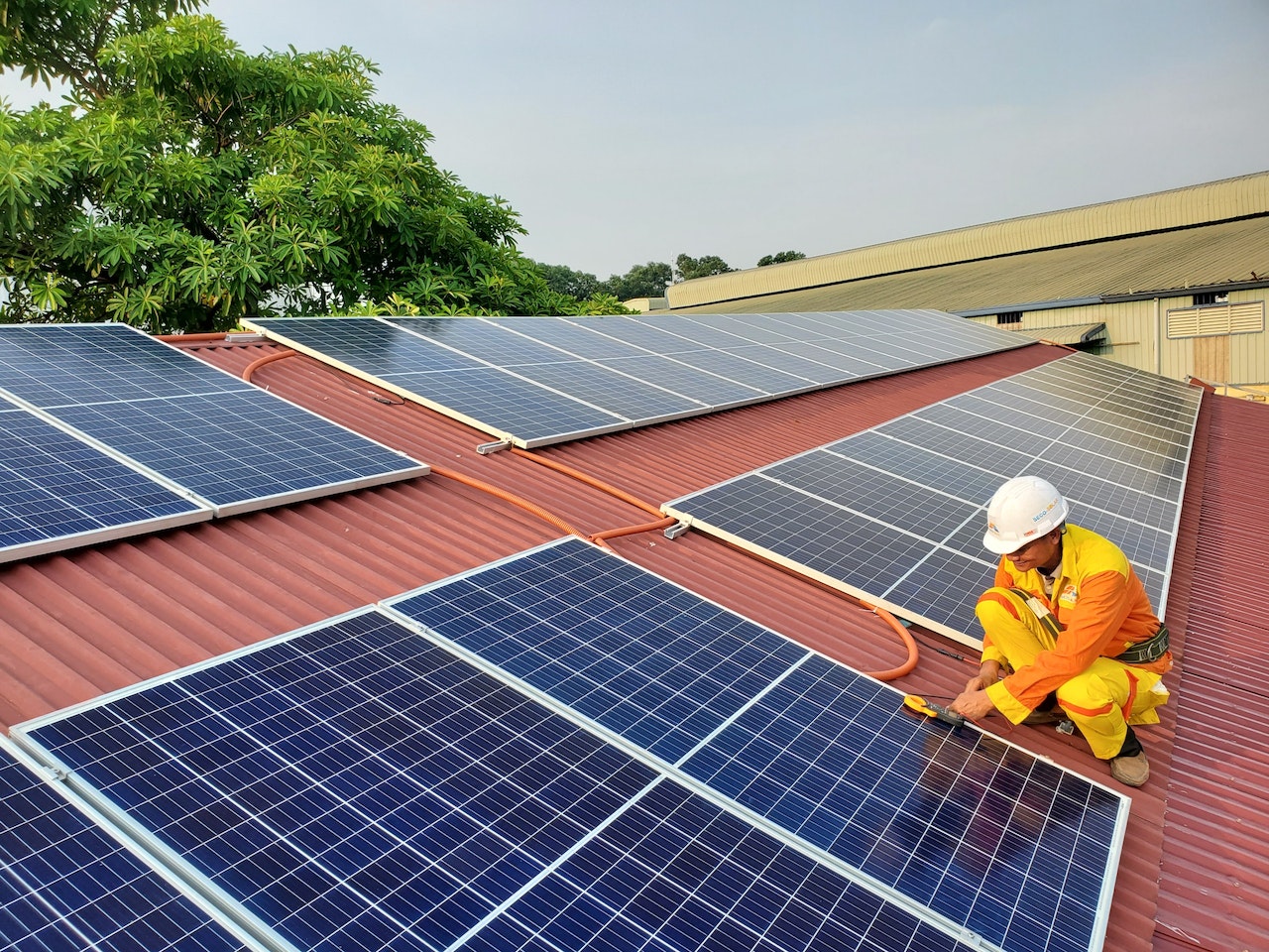 Technieker installeert zonnepanelen op een dak
